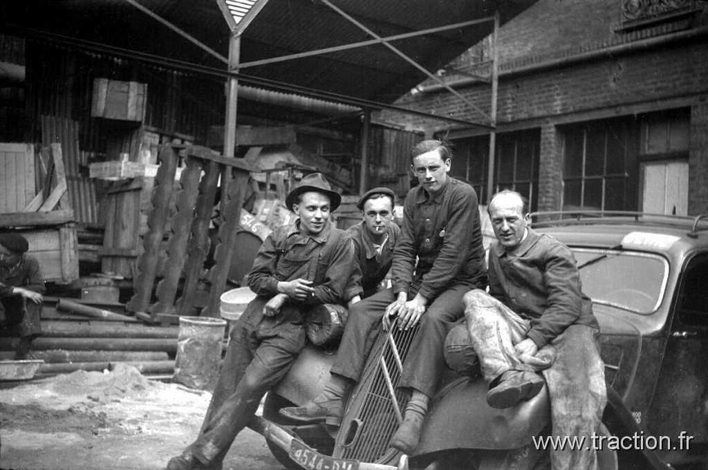 1940_08_00 17FFE.jpg - 00/00/1940 Raymond LÉVÊQUE et des amis à Paris - Traction commerciale immatriculée 4544-RM
